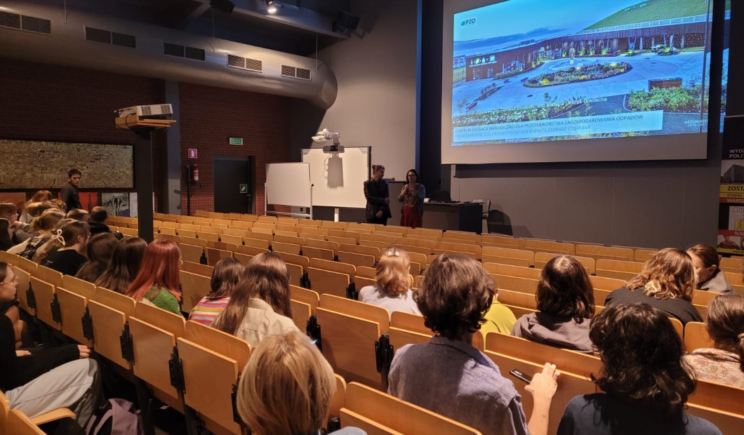 Spacerem po dachu Centrum edukacji Ekologicznej w Gliwicach -Wykład ekspercki w ALO dla klas architektonicznych